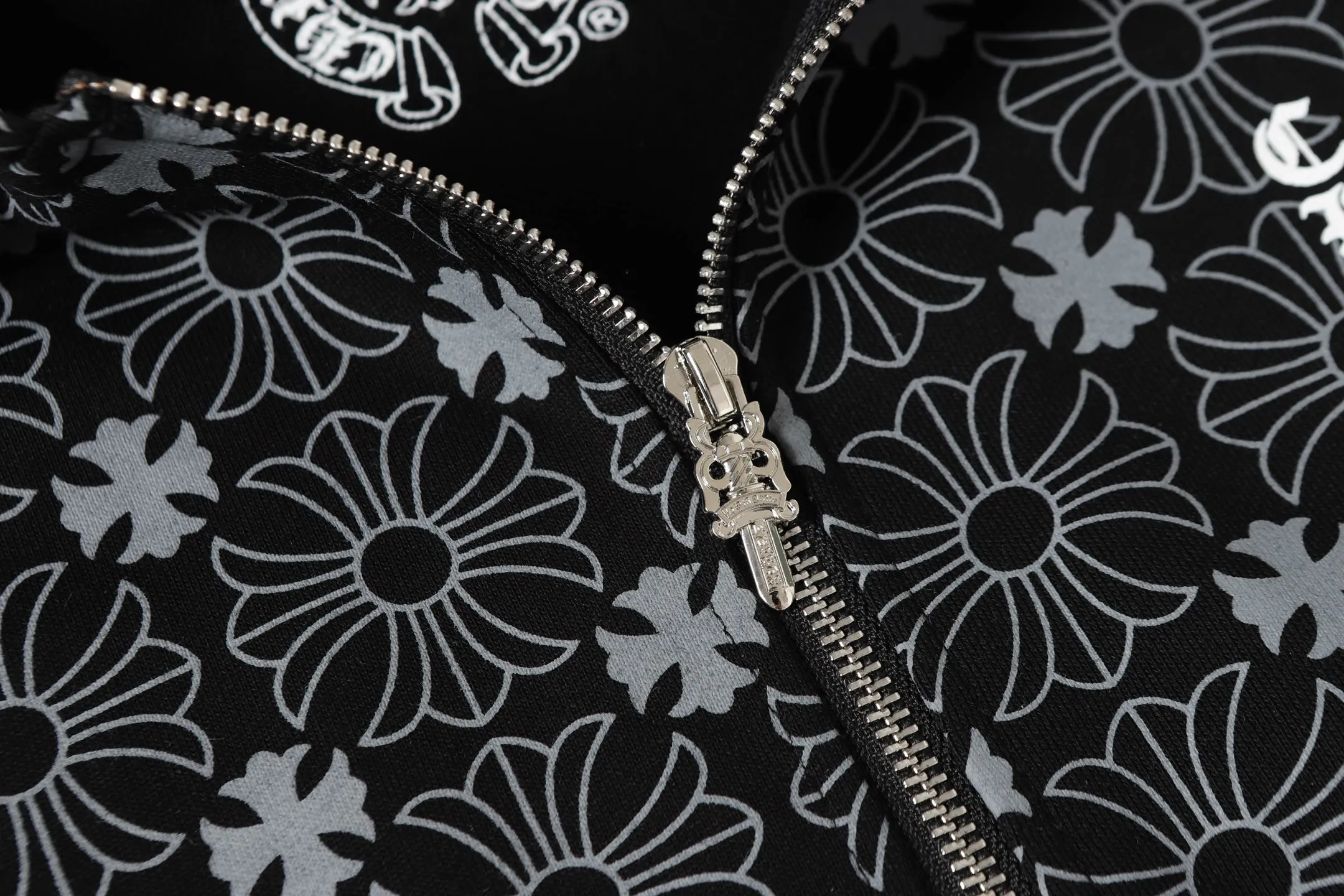 P300 cross-border model, please do not place an order if you are pursuing quality - Chrome Hearts/Chrome Hearts Sanskrit Dark Pattern Horseshoe Sanskrit Cross ✝️ Printed Zipper Sweater Cardigan Jacket - High weight, high density and high quality. The wool is soft, delicate and skin-friendly. It feels soft and silky. It has excellent warmth and skin-friendly properties. - Custom-woven and custom-dyed, no color difference. No matter the fabric or workmanship details, it beats the ordinary version on the market. - Hardware zipper accessories are all customized and full of details. -Colour: Black White Blue -Size: S M L XL